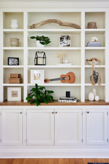 built-in-shelves-white-beige-decor-accessories