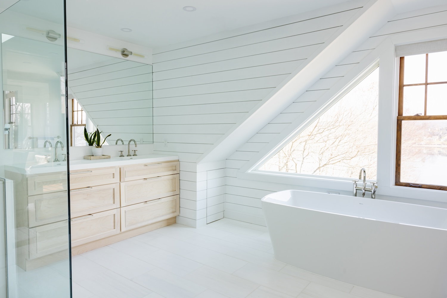 primary-bathroom-interior-design-white-shiplap