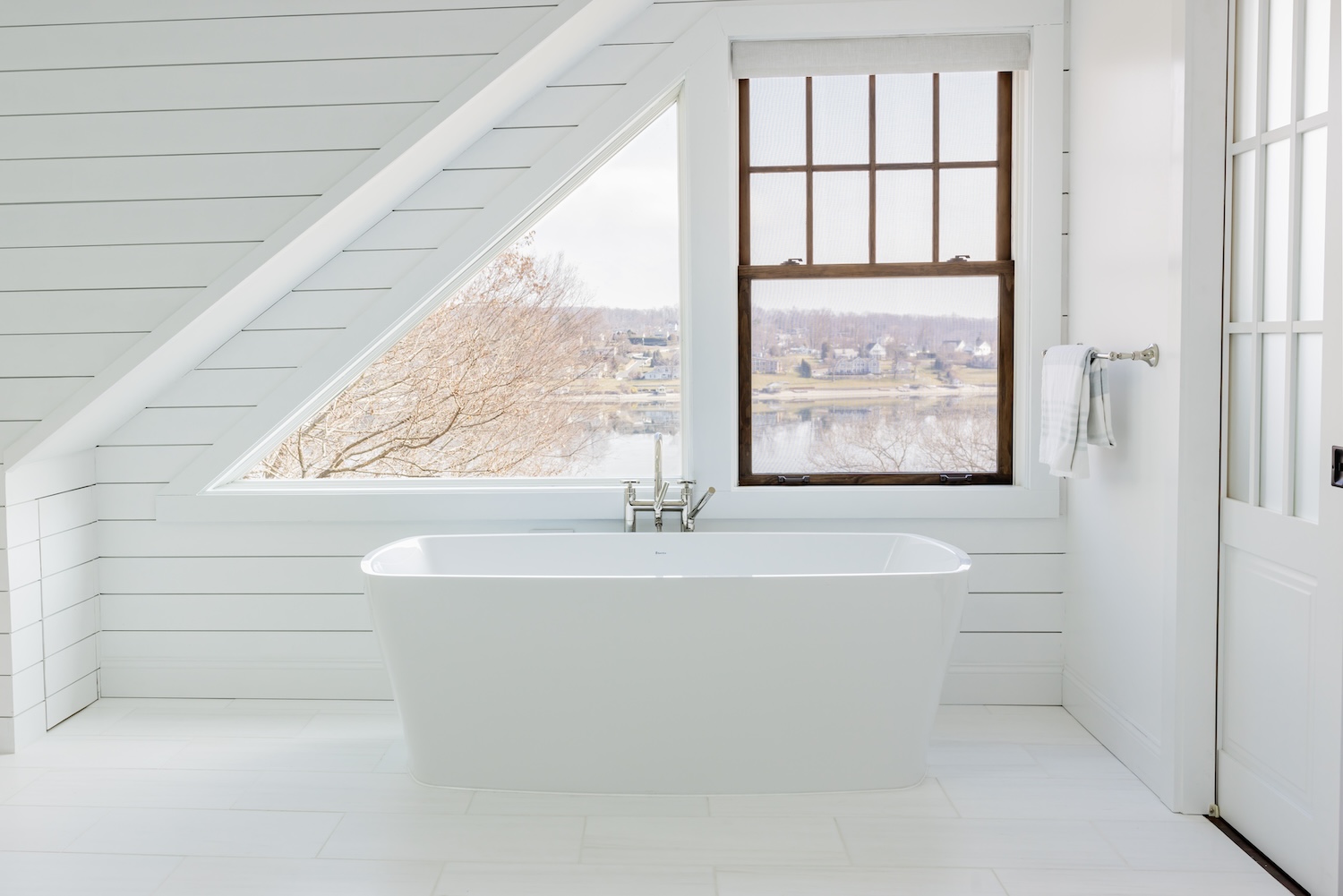 white-shiplap-walls-bathroom-interior-design