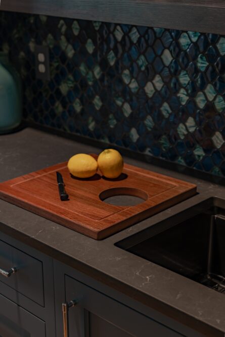 cutting-board-lemons-bar