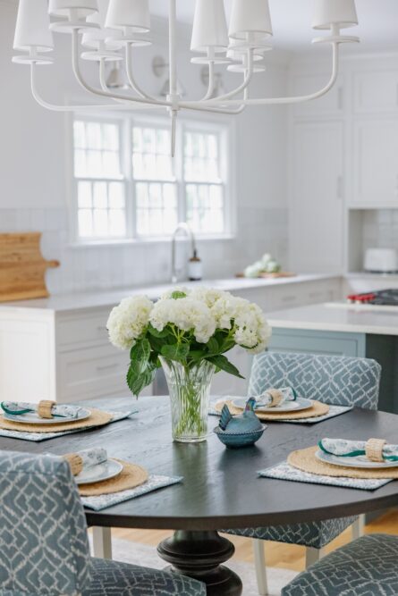 dining-tablescape-white-flowers-in-vase